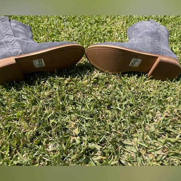 TOMS CASTLEROCK GREY SUEDE Bootie • Size 6.5 women’s - Picture 5 of 6